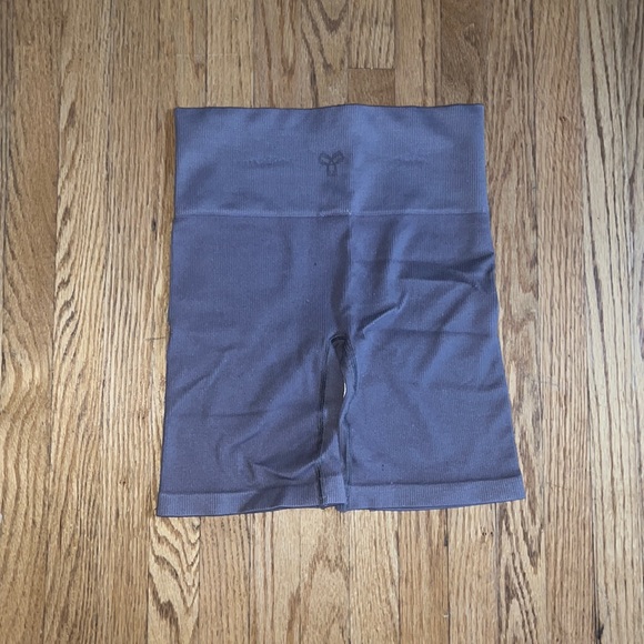 Aritzia Biker Shorts Small - Picture 1 of 4
